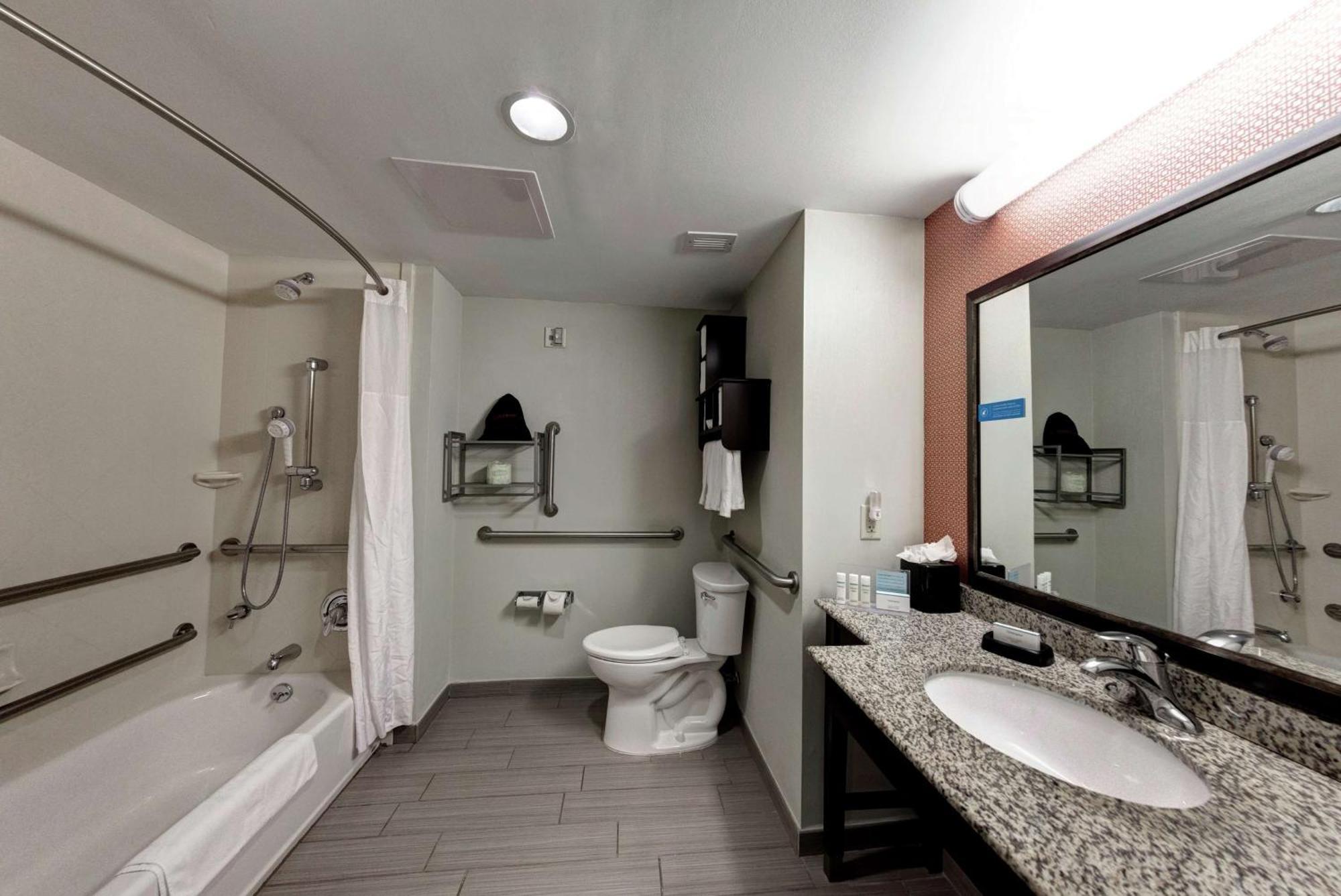 Hampton Inn Neptune Exterior photo