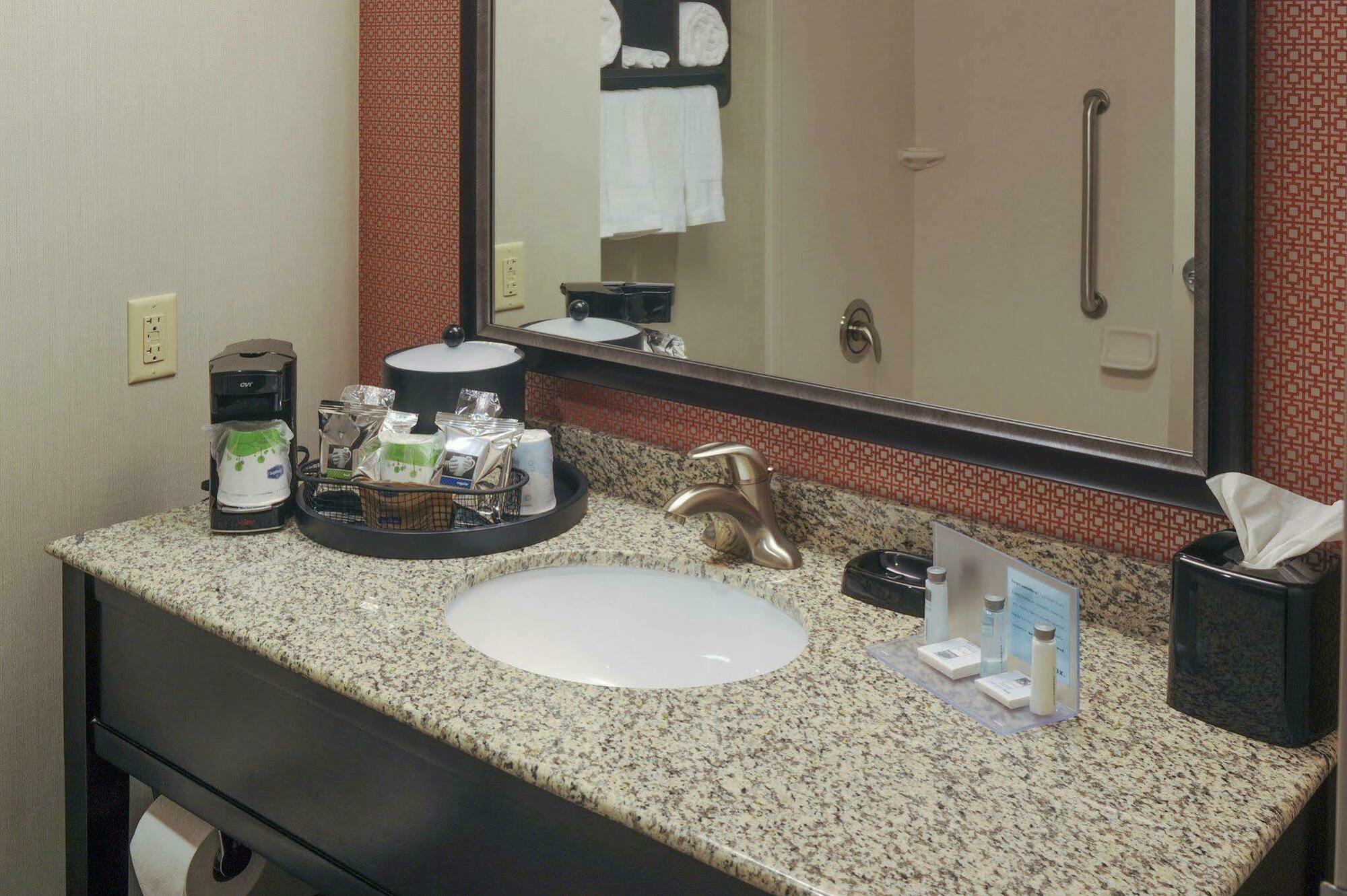 Hampton Inn Neptune Exterior photo